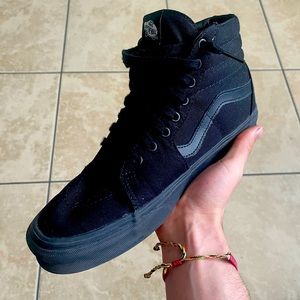 Vans Old Skool Classic. 9.5. Barely Worn. No Box. PRICE IS NEGOTIABLE!!!!